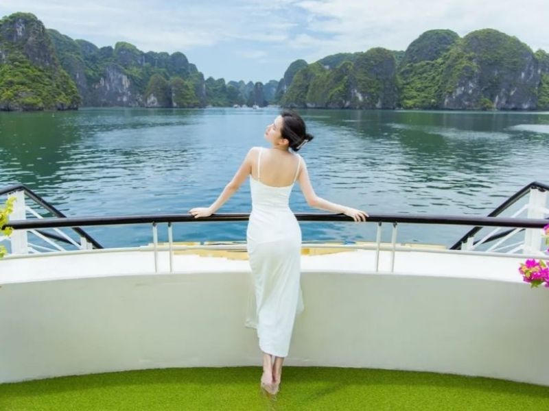 Du khách thư giãn trên boong tàu Heritage Daily giữa khung cảnh hùng vĩ của Vịnh Hạ Long.