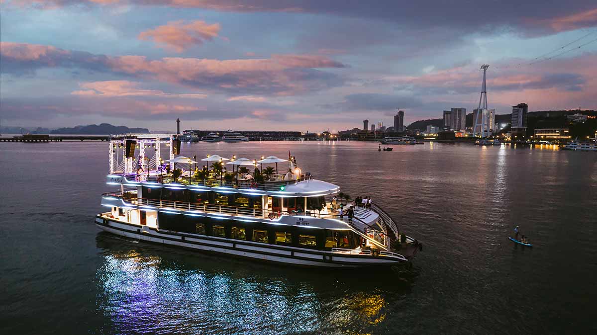 Iris Cruise lung linh sắc màu khi đêm xuống
