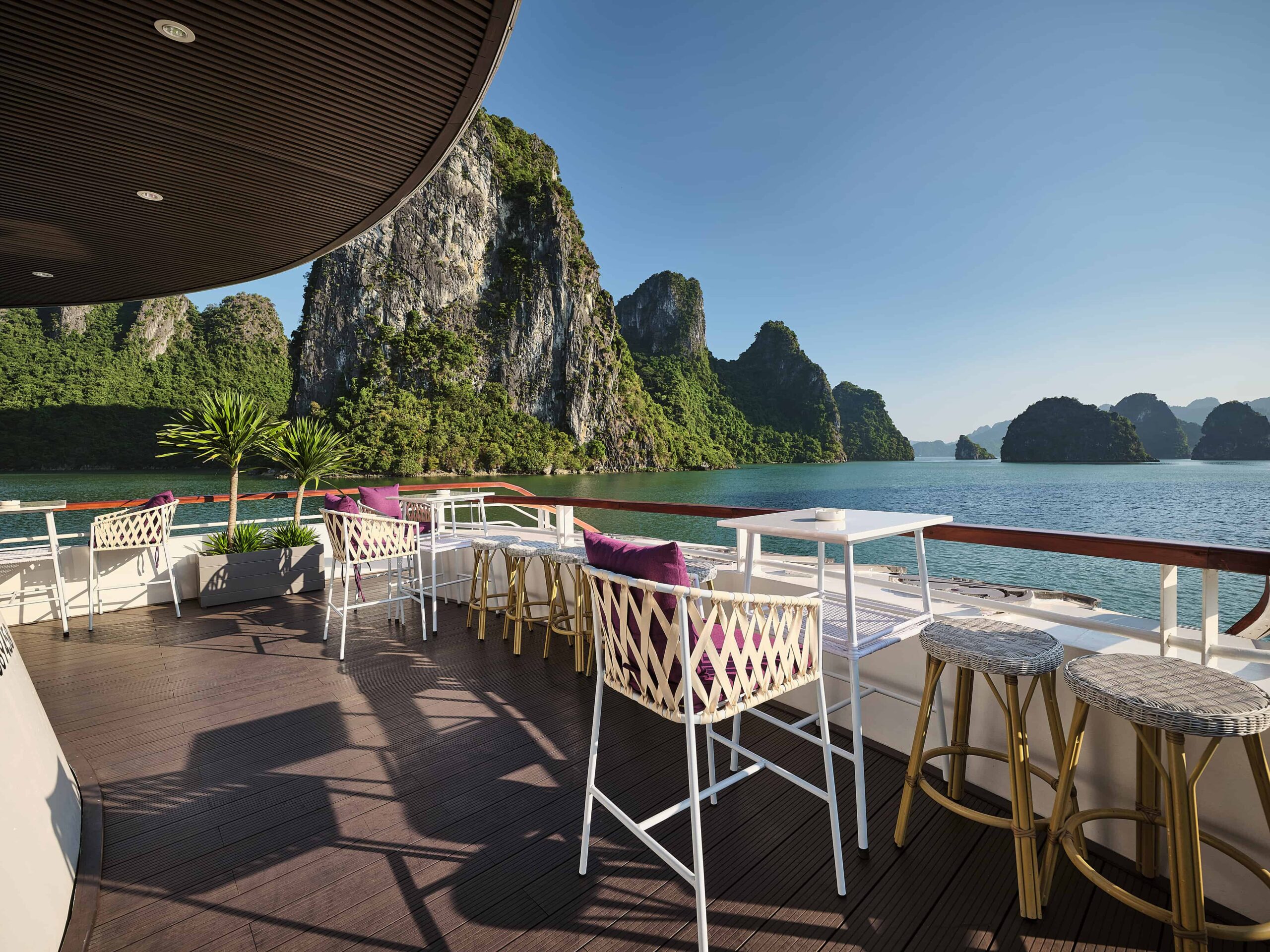 Khu quầy bar mở thoáng đãng