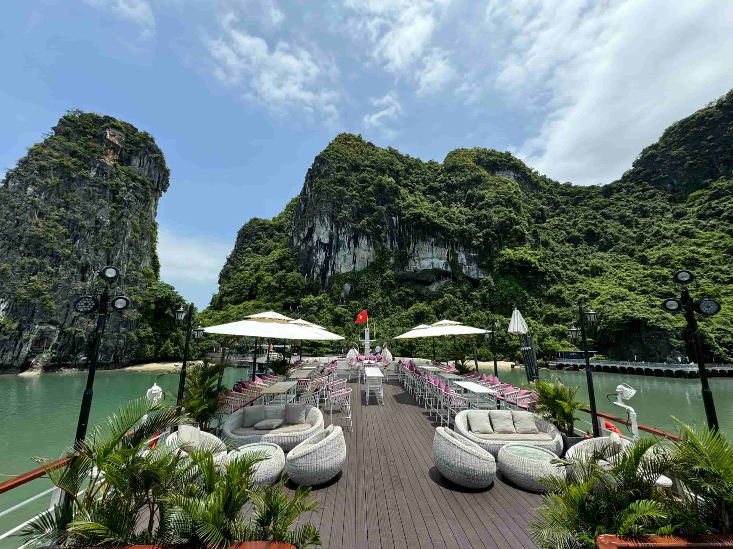Sundeck rộng 300m2, tầm nhìn 360 độ cực đã