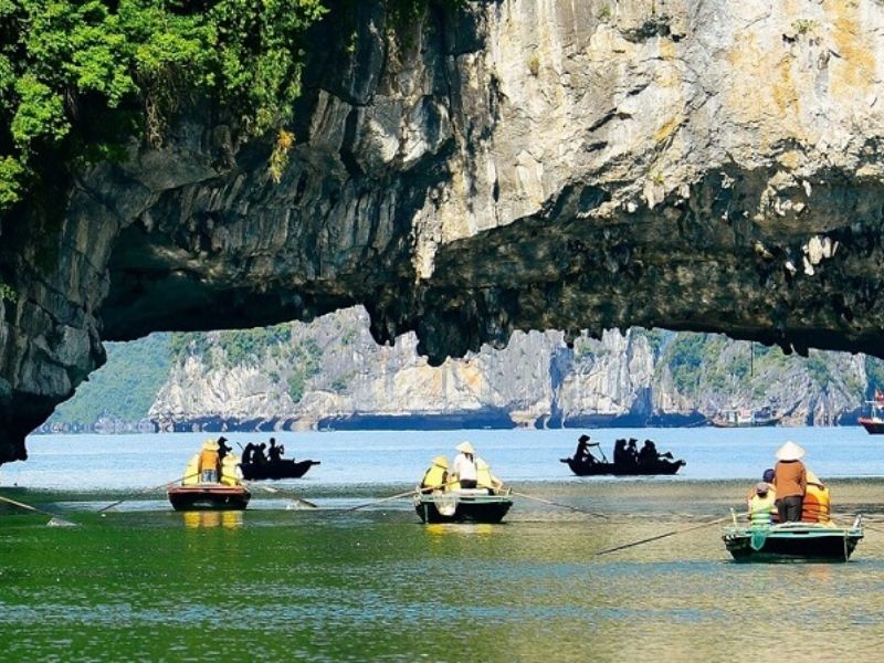 Hang Luồn là tọa độ ấn tượng trên Vịnh Hạ Long