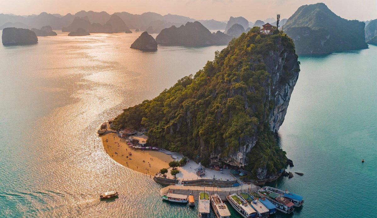 Du khách khám phá vẻ đẹp hoang sơ của đảo Ti Tốp