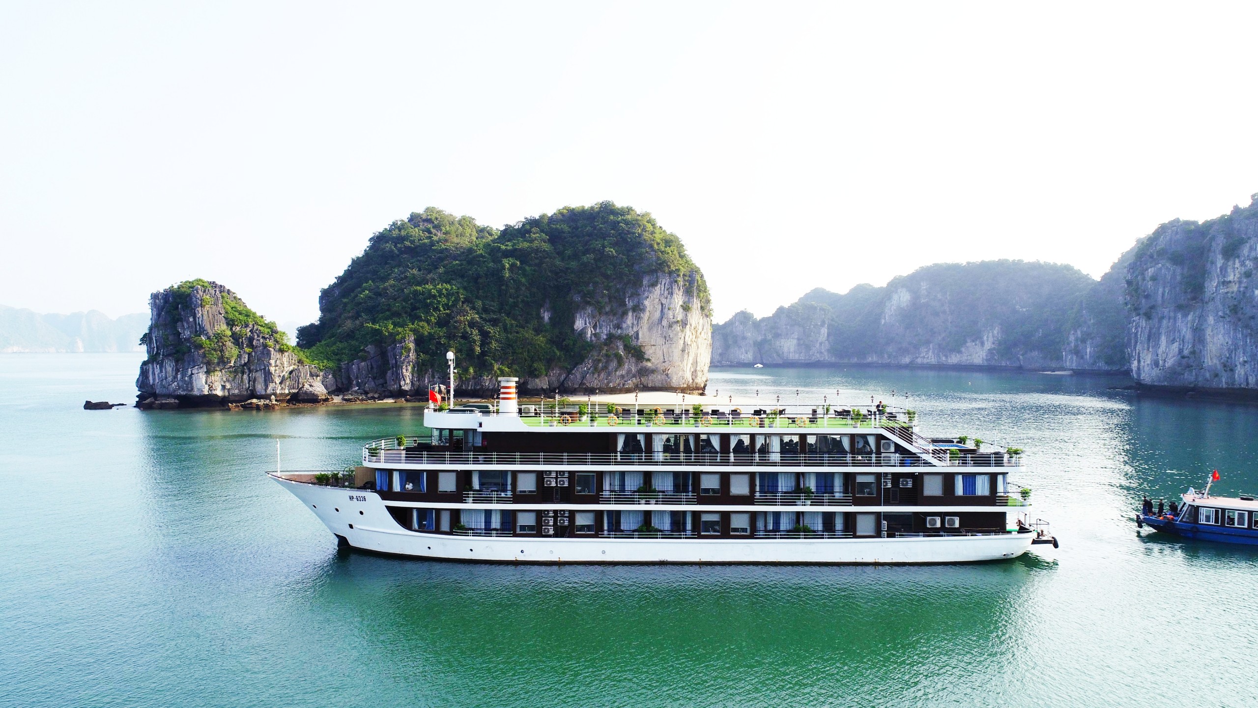 Du thuyền La Casta Regal nổi bật giữa vùng vịnh xanh