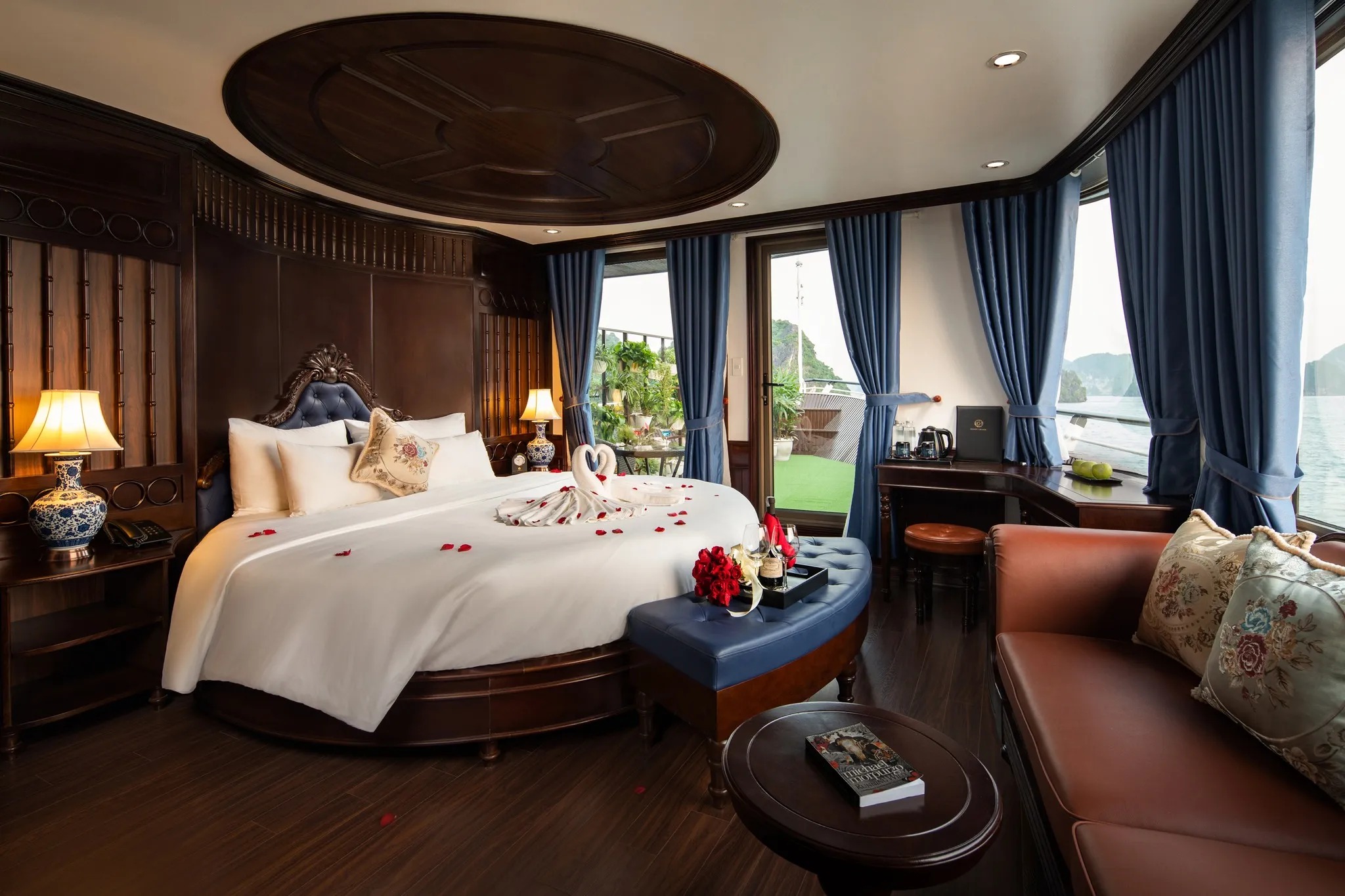 Phòng VIP Suite sang trọng với ban công rộng hướng vịnh