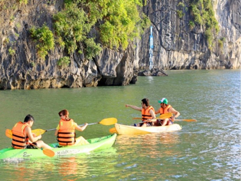 Trong suốt chuyến đi, du khách có thể vừa thư giãn trên tàu vừa tham gia nhiều hoạt động thú vị giữa khung cảnh thiên nhiên tuyệt đẹp của vịnh.
