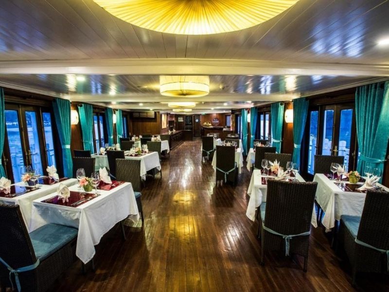 Ẩm thực trên Le Journey Premium giúp du khách vừa thưởng thức món ngon vừa tận hưởng vẻ đẹp vịnh Hạ Long.