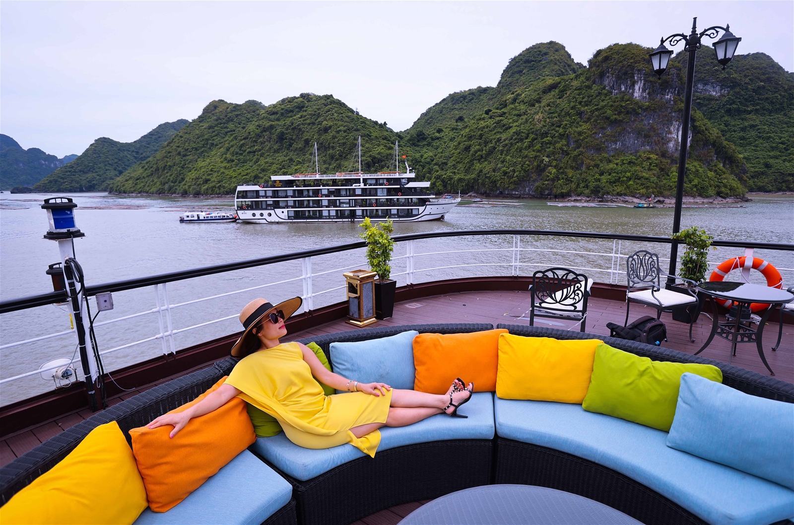 Du khách tận hưởng trải nghiệm trên Le Theatre Cruise