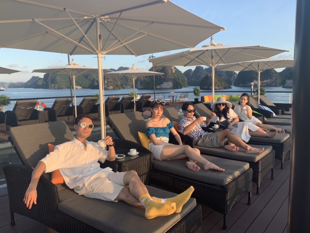 Du khách thư giãn và ngắm hoàng hôn trên sundeck