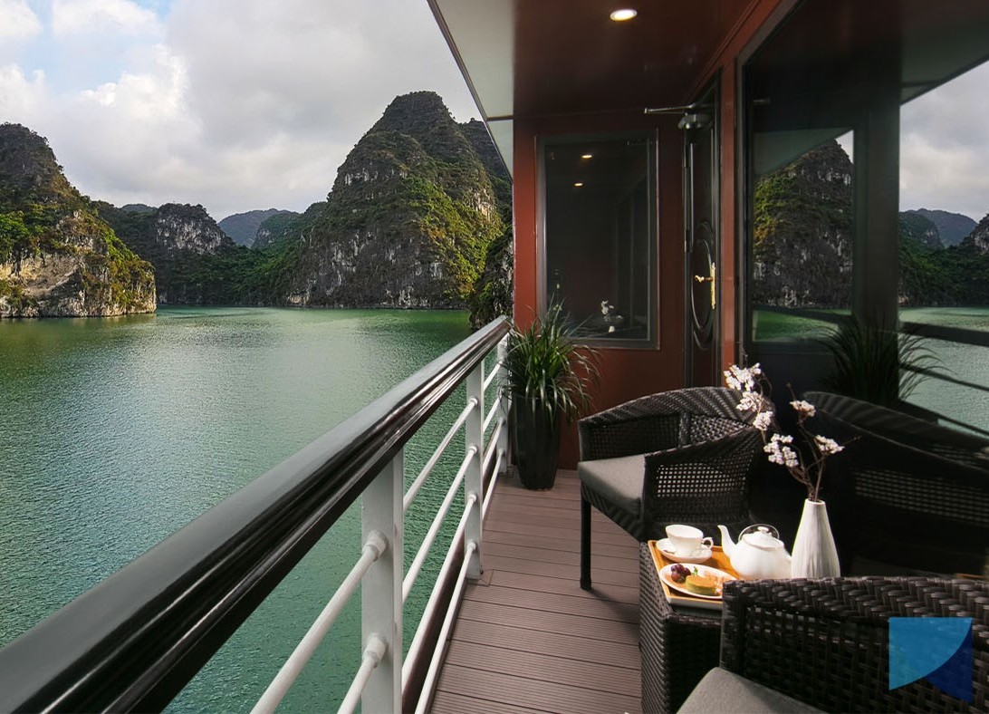 Le Theatre Suite sang trọng với ban công hướng vịnh