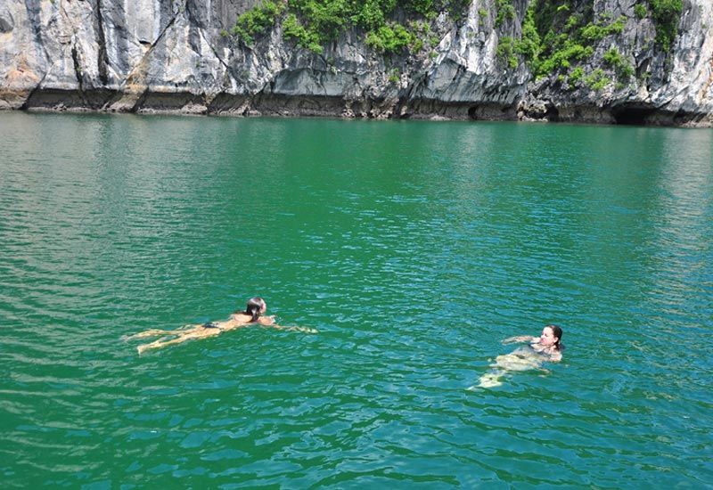 Hoạt động bơi lội ngay trên vịnh biển