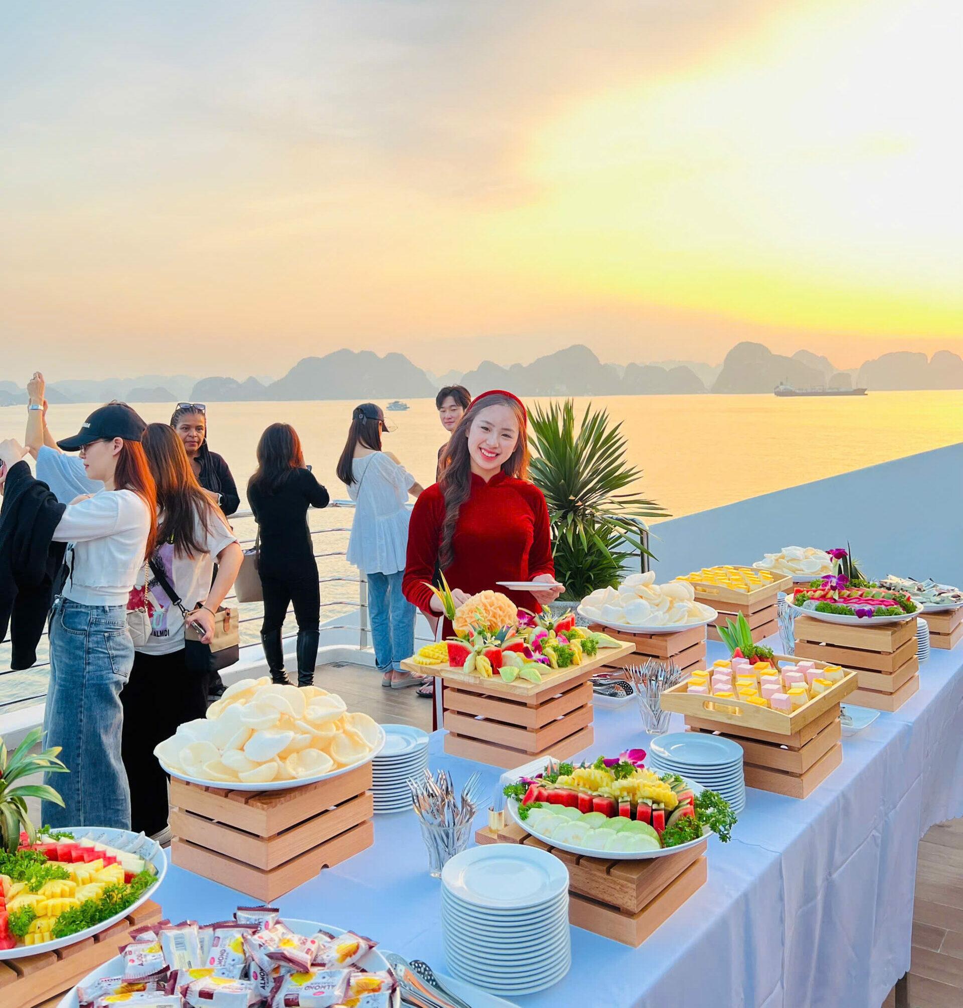 Du khách thưởng thức trà chiều, ngắm hoàng hôn buông trên vịnh biển