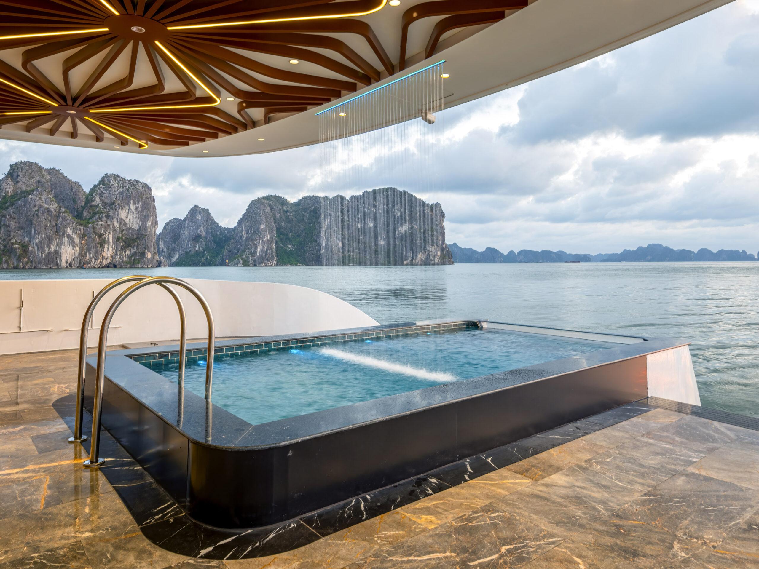 Thiết kế bể bơi 4 mùa hiện đại với tầm view thoáng đãng
