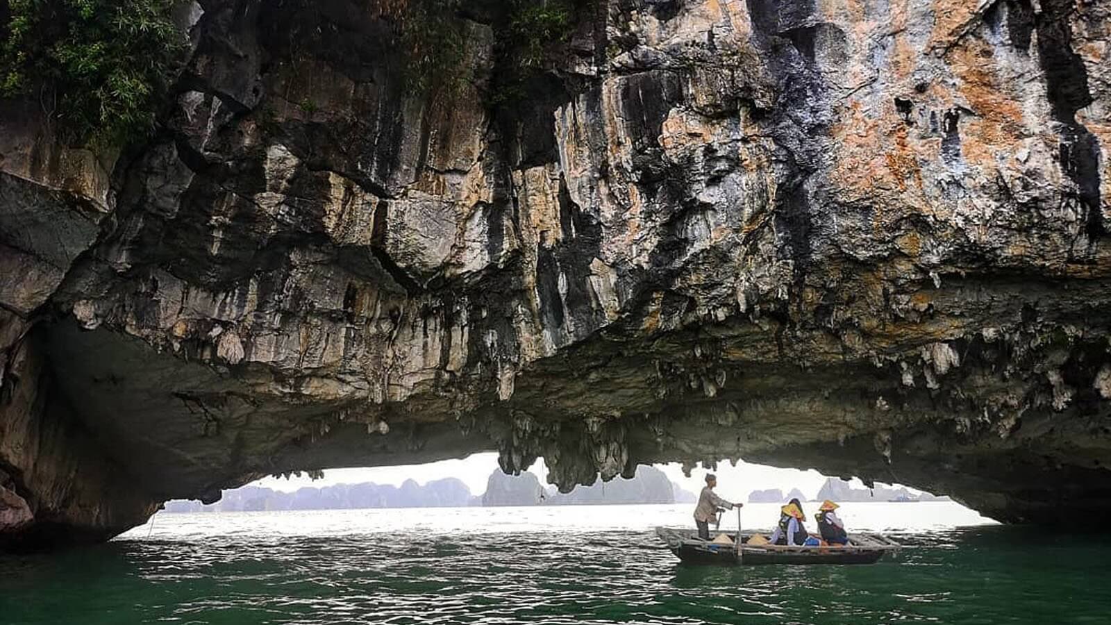 Du khách ngồi đò nan khám phá Hang Luồn