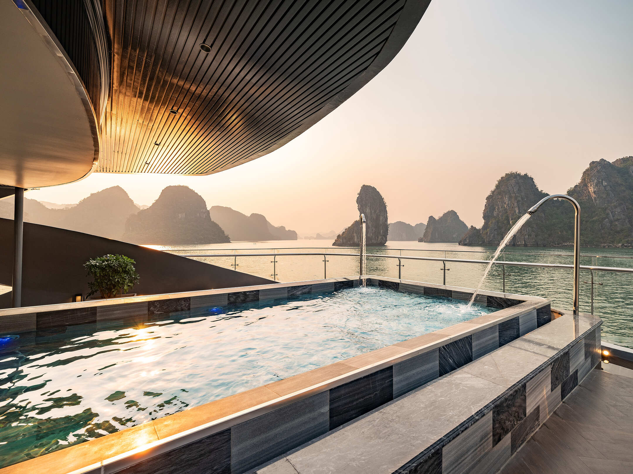 Khu vực bể bơi hiện đại, tầm view cực chill