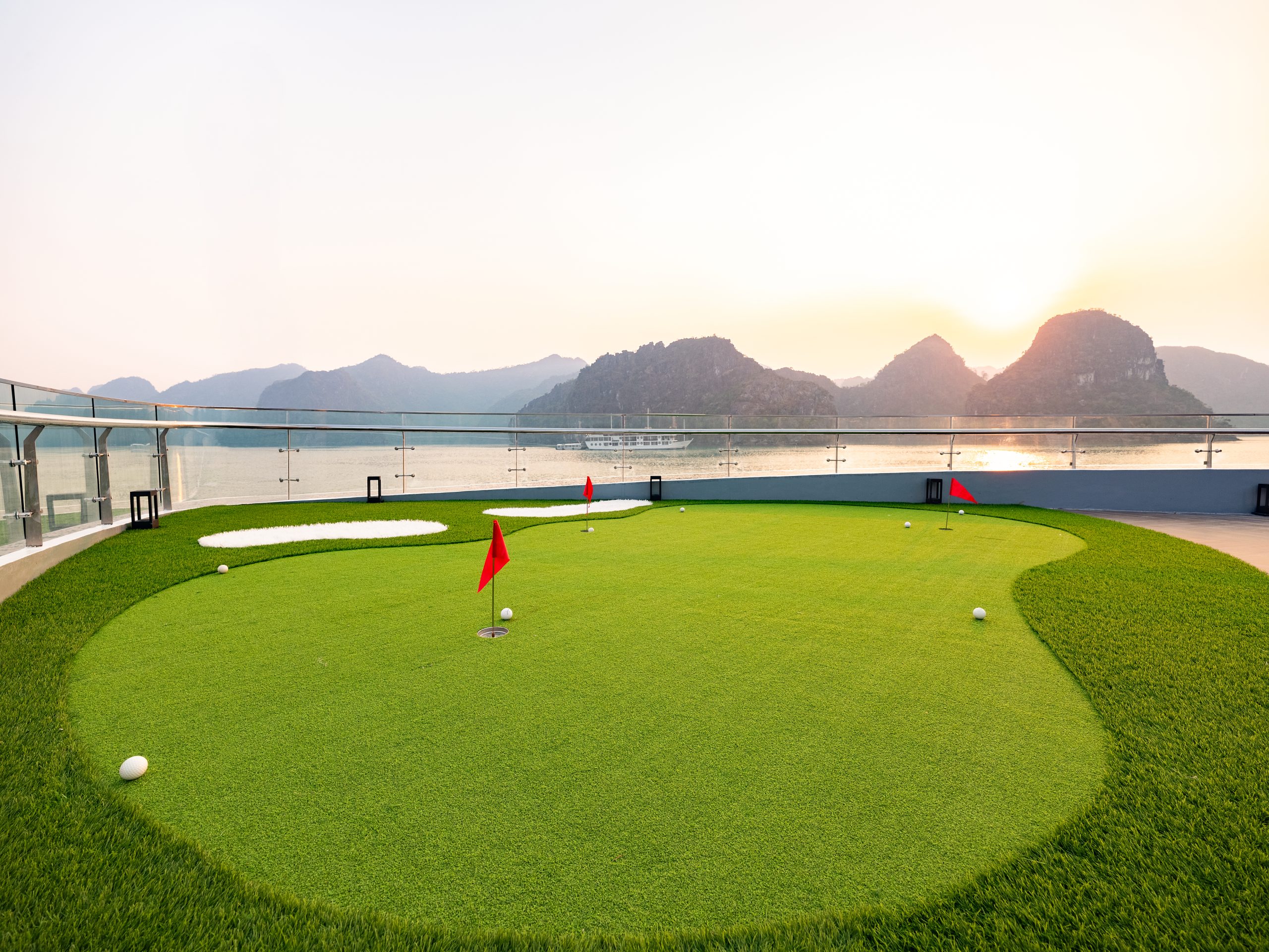 Sân golf mini thiết kế độc đáo ngay trên boong tàu