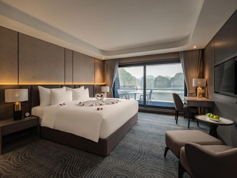 Không gian phòng Junior Suite ấm cúng với ban công riêng hướng biển và nội thất hiện đại.