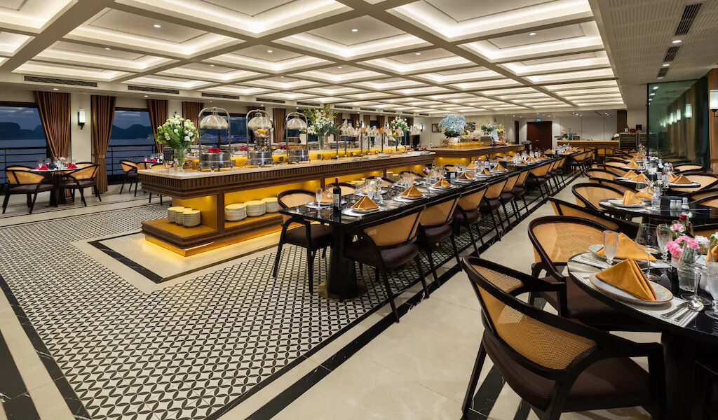 Nhà hàng trên tàu sở hữu không gian ẩm thực đỉnh cao với tầm nhìn panorama 360 độ hướng vịnh