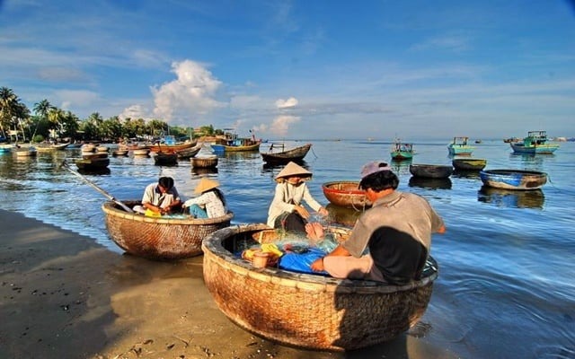 Thuê thuyền thúng từ Làng chài Mũi Né