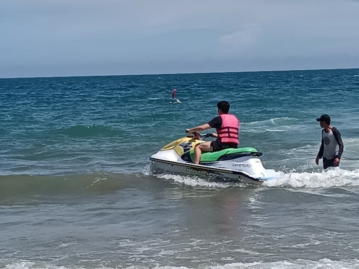 Thuê dịch vụ cano đón khách ra Hòn Ghềnh
