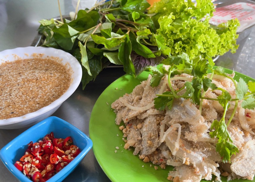 Những mẻ cá mai tươi rói, thân hình trong suốt vừa được ngư dân đánh bắt mang về