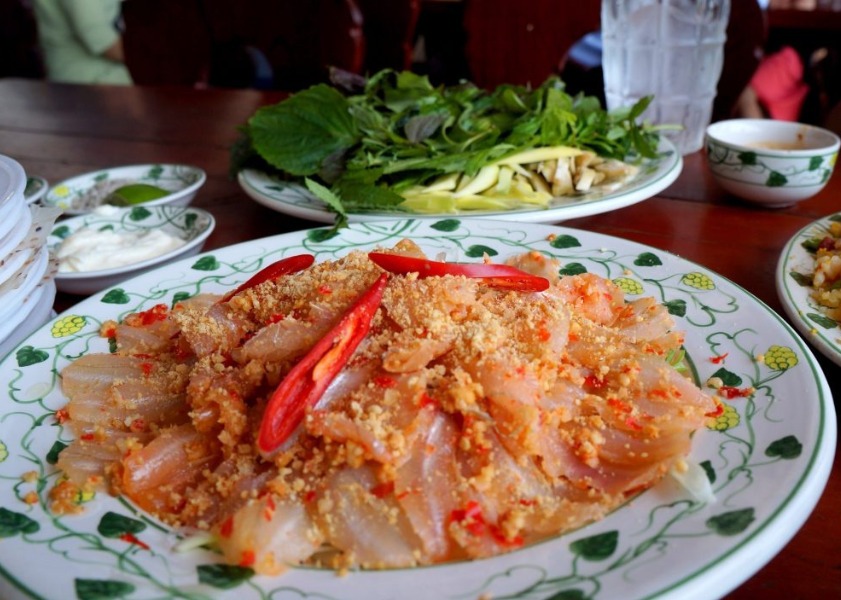 Không gian thoáng đãng bên bờ sông Cà Ty mát rượi, lý tưởng để nhâm nhi đặc sản địa phương