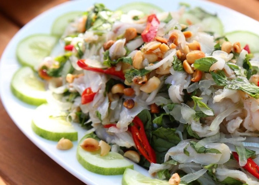 Quán Thông Địa 2 mang lại cho thực khách những đĩa gỏi cá mai tươi sống nhất