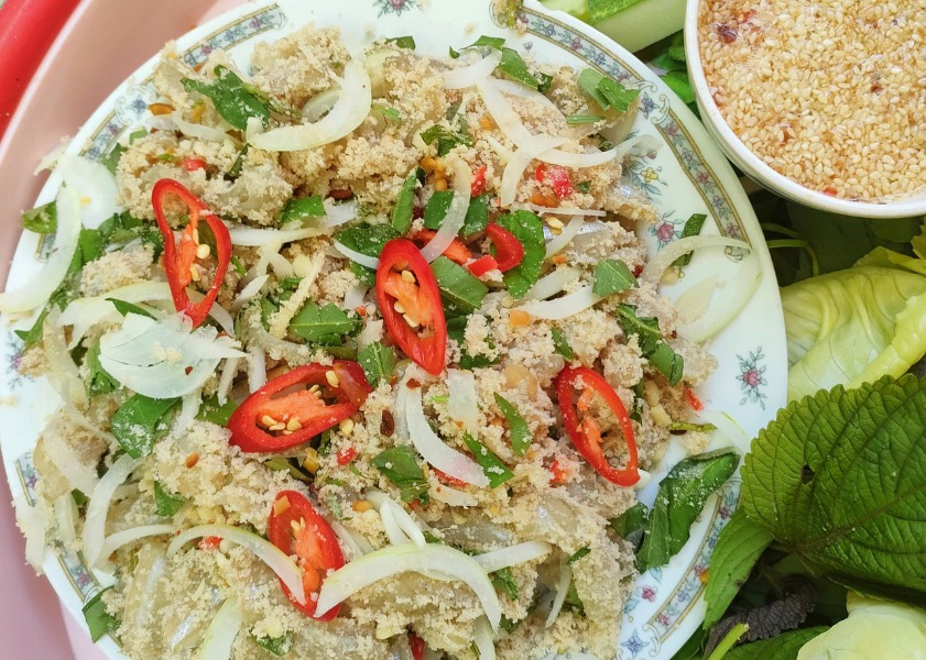 Gỏi cá mai tại Quán Vân Anh được đánh giá cao nhờ nước chấm đậm đà bắt vị