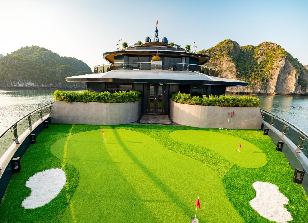 Sân golf mini giải trí giữa không gian biển trời rộng mở