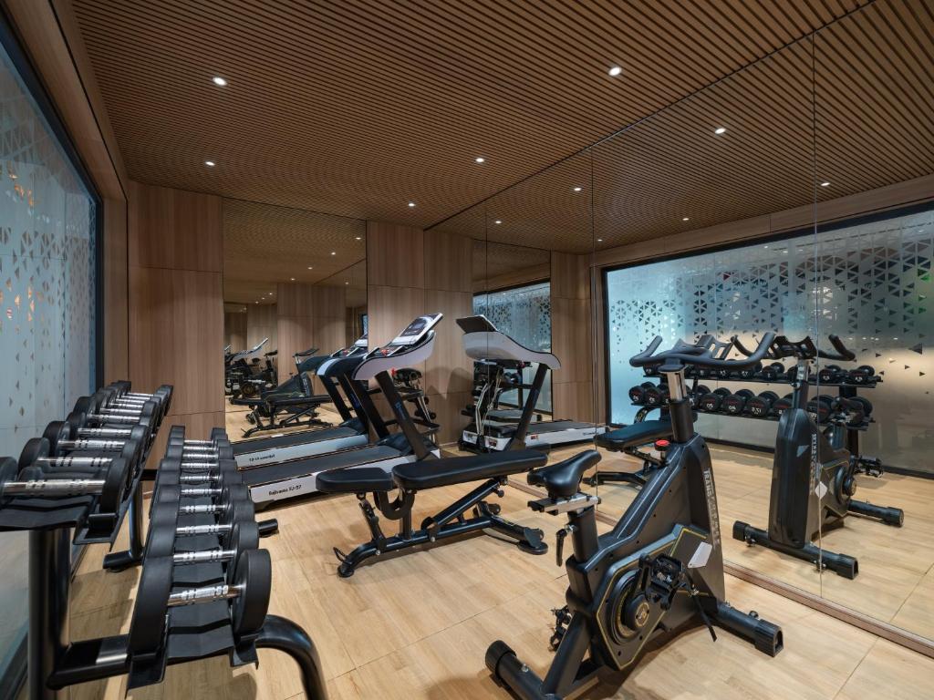 Phòng tập Gym tối tân với đầy đủ các thiết bị máy chạy bộ, xe đạp và tạ tự do
