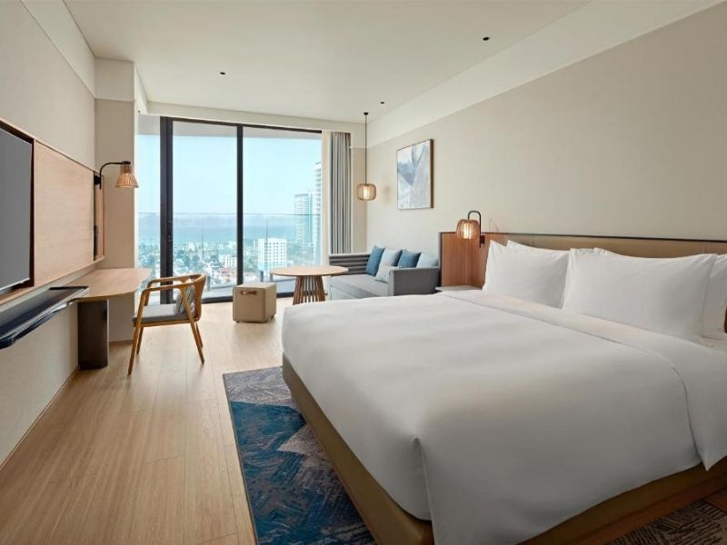 Phòng King view vịnh với tầm nhìn thoáng rộng, mang đến trải nghiệm gần gũi thiên nhiên. 