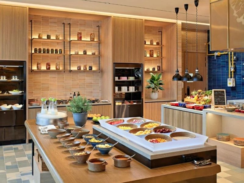 Ẩm thực tại Hyatt Place Ha Long Bay kết hợp hài hòa giữa hương vị quốc tế và tinh hoa ẩm thực địa phương 