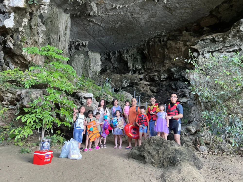 Gia đình du khách tham quan Hang Trinh Nữ