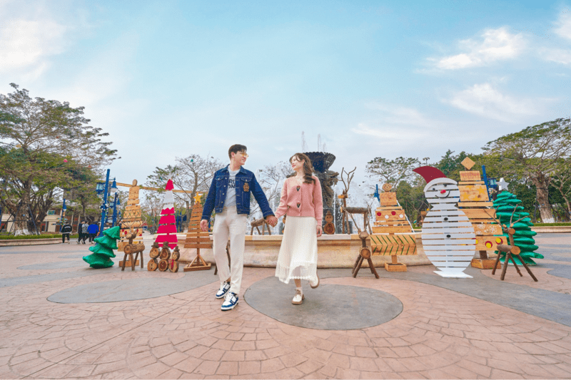 Du khách check in với tiểu cảnh tại Dragon Park 