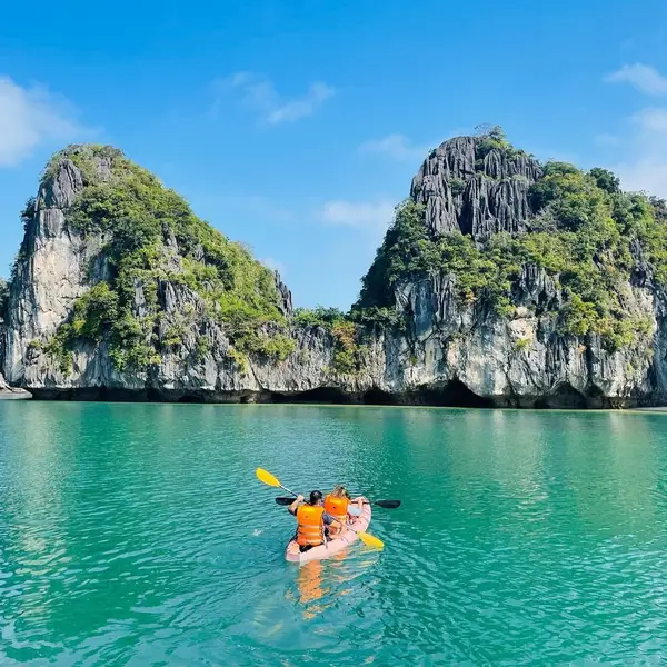 Trải nghiệm chèo thuyền kayak len lỏi qua các kẽ đá