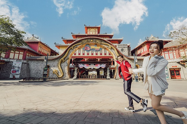 Du khách check in tại công viên Rồng Hạ Long tràn ngập nắng vàng