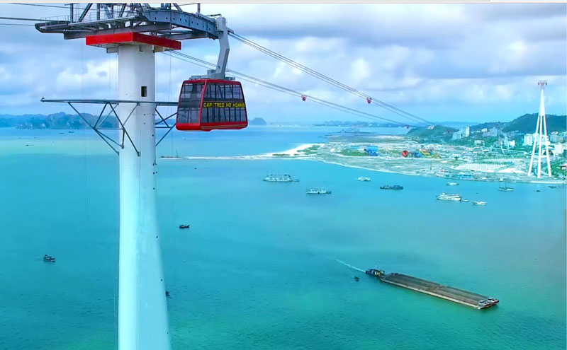 Cáp treo Nữ Hoàng đưa du khách lên đỉnh Ba Đèo