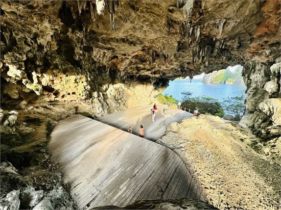 Hang Trinh Nữ tràn ngập trong ánh nắng vàng của Hạ Long