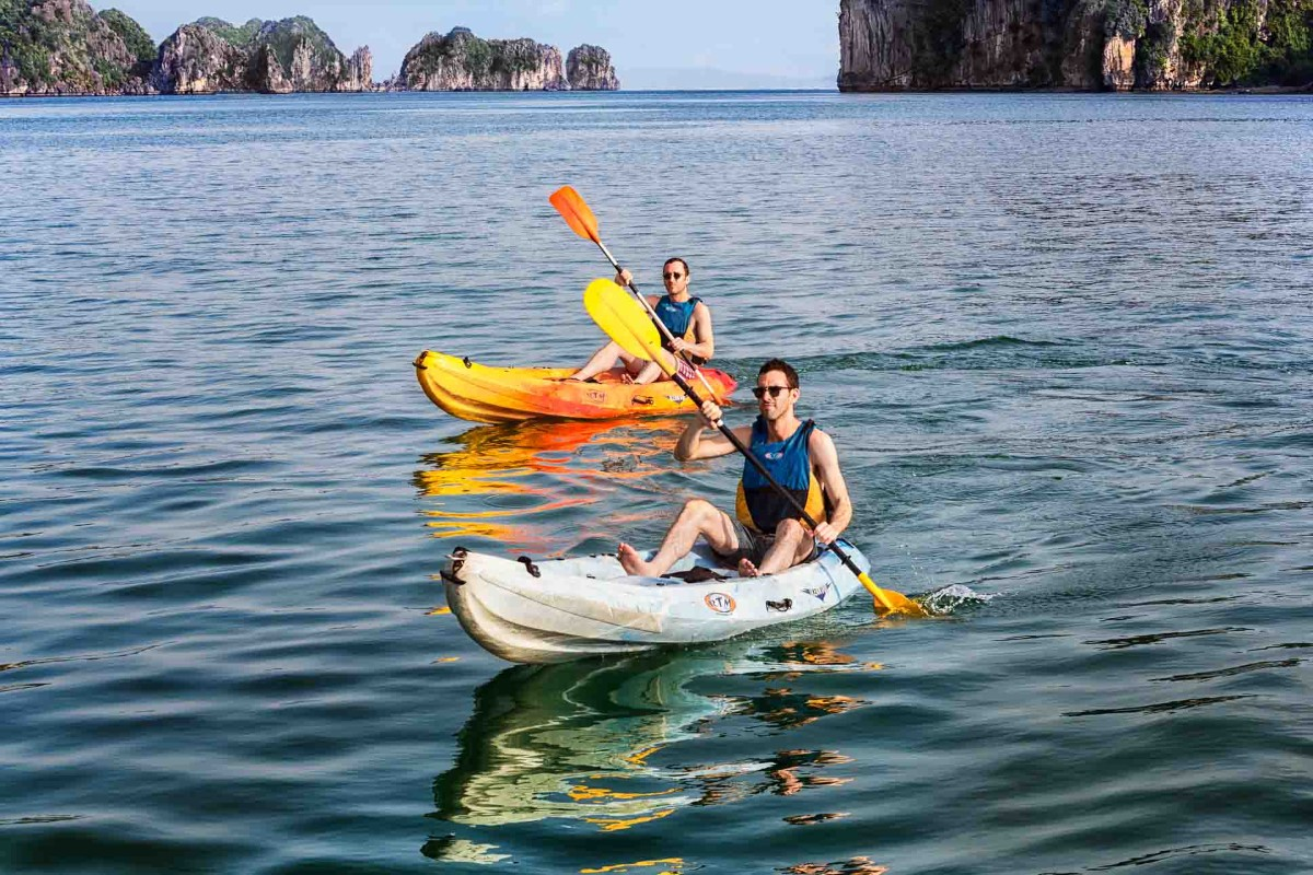 Hãy luôn nhớ mặc áo phao khi tắm biển và chèo thuyền kayak để đảm bảo an toàn cho mình