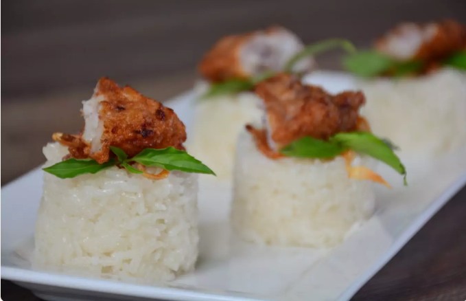 Chả mực giòn rụm ăn kèm với xôi trắng cực bắt vị