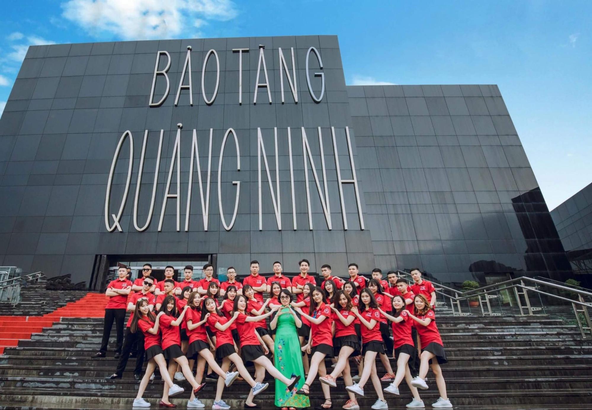 Du khách check in cực chất tại lớp vỏ kính đen bên ngoài