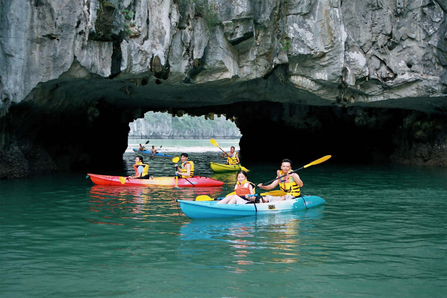 Trải nghiệm chèo thuyền kayak cực thú vị tại Hang Sáng - Hang Tối
