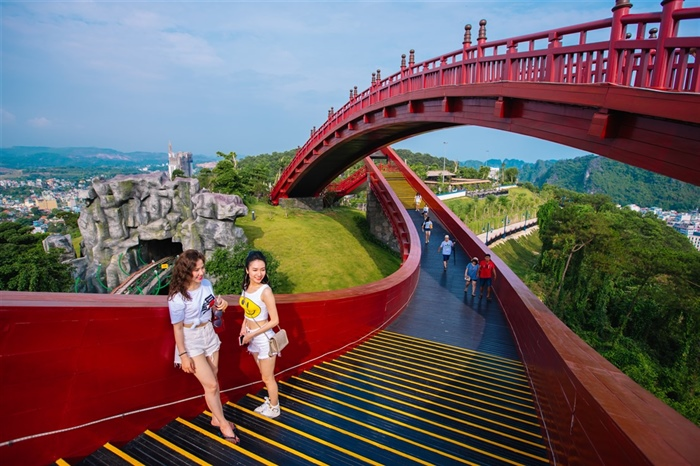 Vườn Nhật Cầu Koi là địa điểm check in cực thu hút khách du lịch