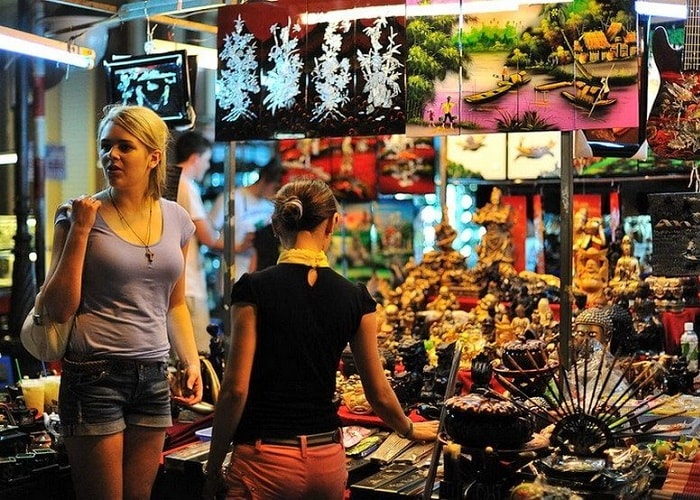 Du khách xem và tham khảo giá mua hàng tại chợ đêm Hạ Long