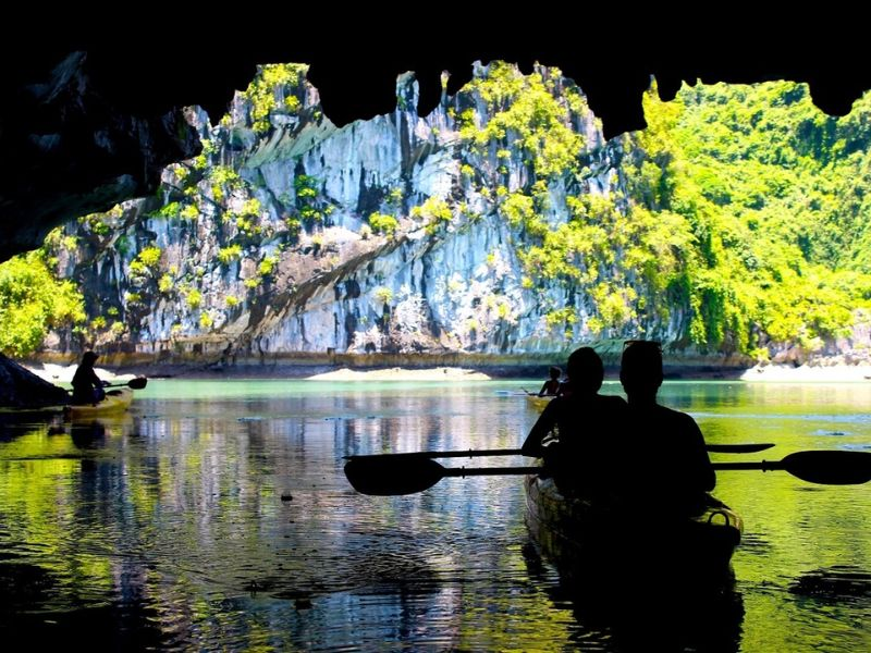 Hồ nước phẳng lặng yên bình bên trong hang