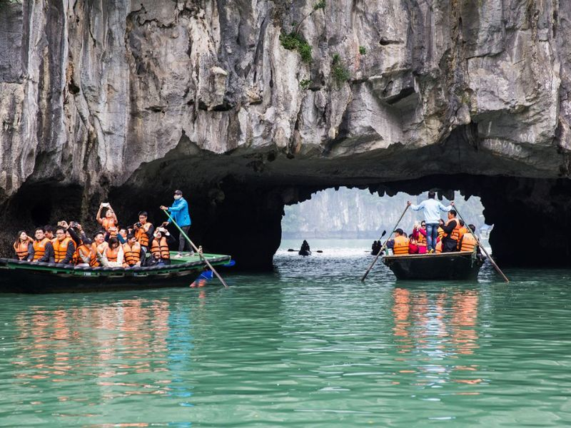 Du khách di chuyển bằng thuyền nam tham quan hang Luồn