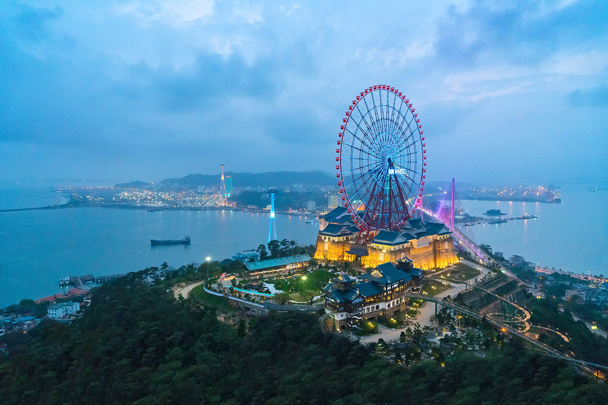 Sun Wheel sừng sững giữa Hạ Long tươi đẹp