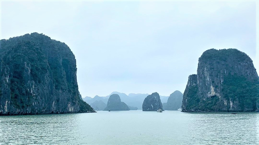 Hang Trống và Hang Trinh Nữ có vị trí nằm đối diện nhau 