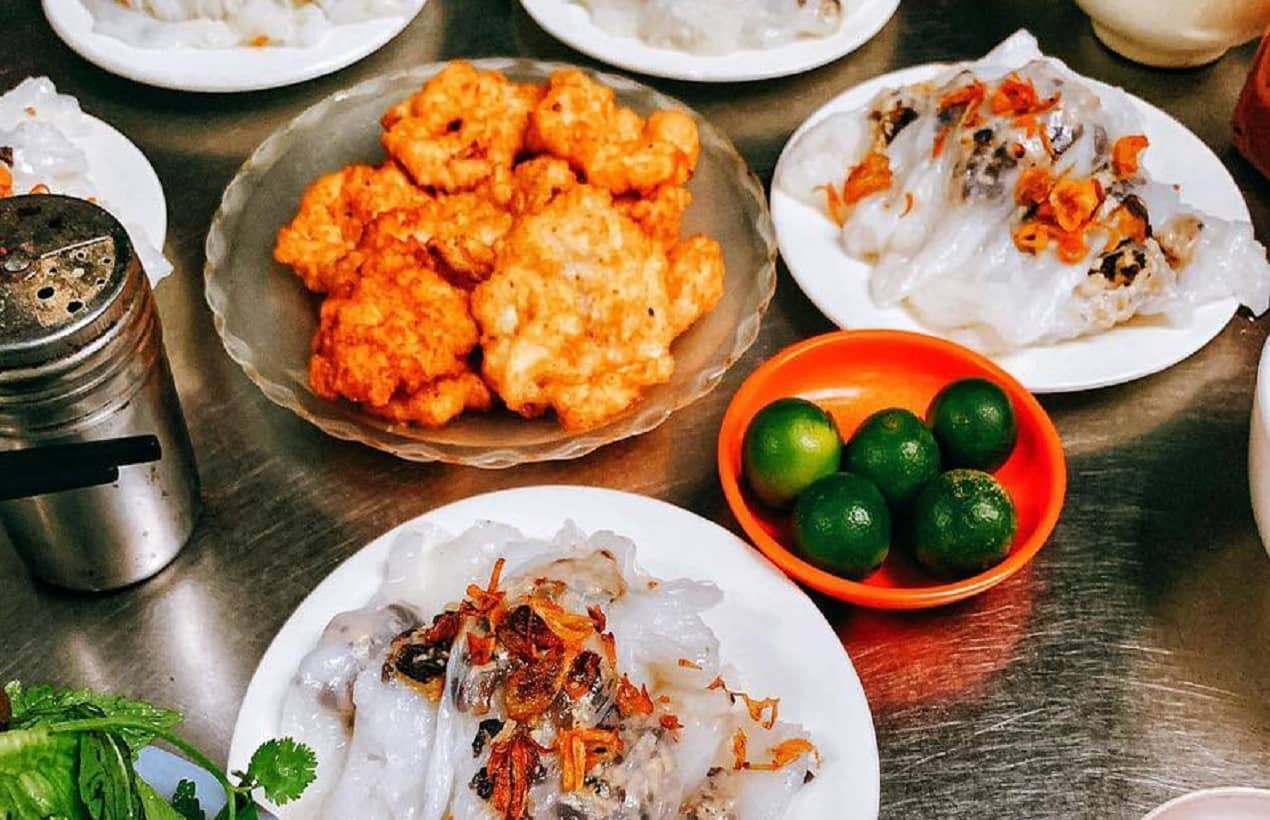 Bánh cuốn nóng hổi ăn kèm với chả mực giòn rụm bắt vị