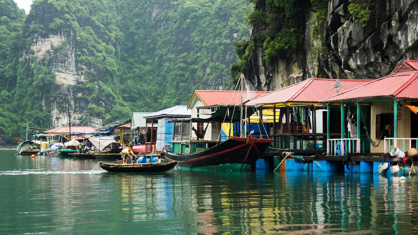 Làng chài Cửa Vạn là ngôi làng nhỏ e ấp giữa khung cảnh hùng vĩ của Vịnh Hạ Long