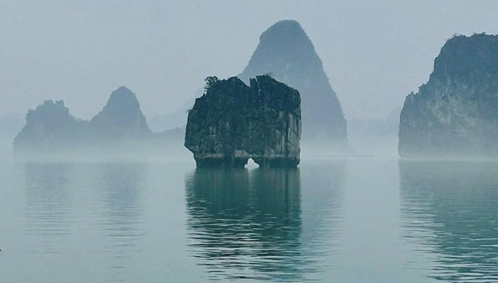 Hòn Đỉnh Hương mờ ảo trong làn sương sớm 